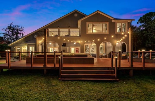 Sanford House | The Ultimate Lakeside Getaway! 4BR Home w/Private Dock and kayaks
