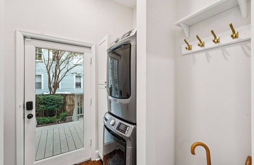 Westside Apartment | The Velvet Magnolia House- Historic 3-bedroom apartment in charming Charleston
