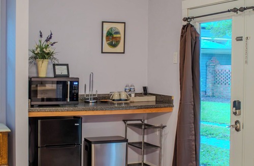 Clinton Cottage | The Violet Cottage - Downtown Clinton
