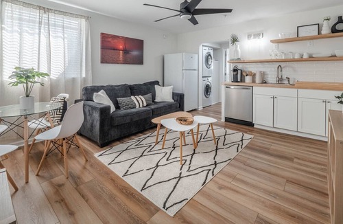 Airlie Condo | The Waterway 231: King + FSS 1BR Apartment with complex pool