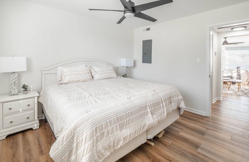 Airlie Condo | The Waterway 231: King + FSS 1BR Apartment with complex pool