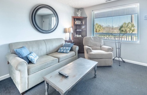 Airlie Condo | The Waterway 232: King + FSS 1 BR Apartment with complex pool