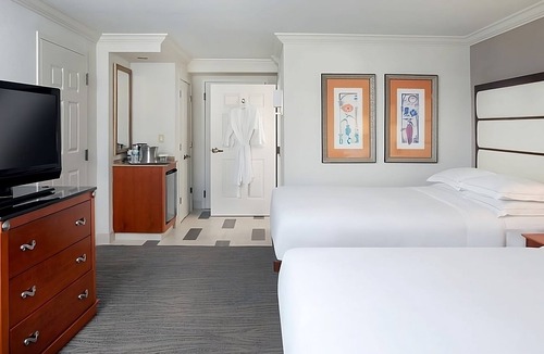 Park Shore Hotel | Thoughtfully Prepared for Your Best Stay Yet! 3 Units, Pool, Free Parking!
