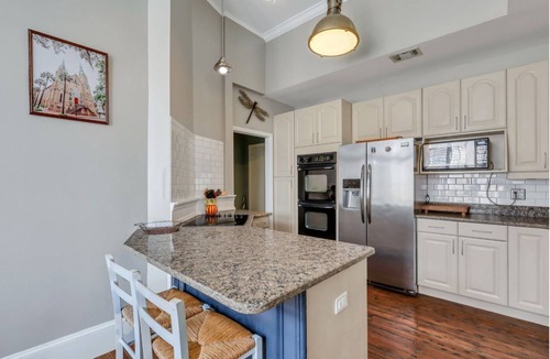 Yamacraw Village Apartment | Timeless Apt-Downtown Savannah-Sleeps 4