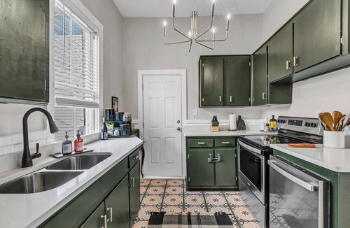 Thomas Square House | Timeless Historic Victorian Home w/Balconies - Downtown - Iconic Forsyth Park