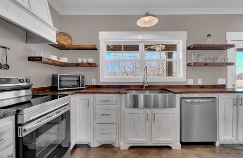 Winchester House | Tims Ford Lake! Modern farmhouse right across street from State Park