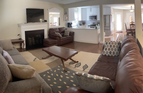 Fuquay-Varina House | Top-level of a modern split-level home.