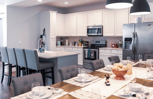 Trafalgar Village House | TOP RATED Disney Villa♥ 3 King Suites ♥ ARCADE Game Room ♥ South-Facing Pool/Spa