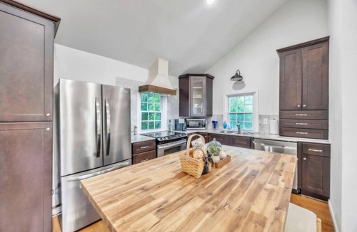 Duncan House | Town-Center Sanctuary:Cozy 3BD for Relocation