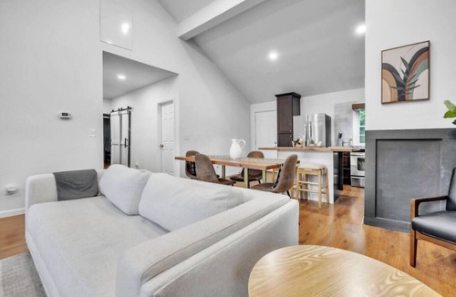 Duncan House | Town-Center Sanctuary:Cozy 3BD for Relocation