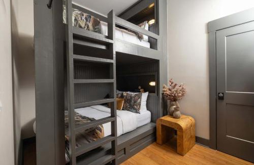 Old West Broad Neighborhood House | Townhome Combo Near Forsyth Park Parking
