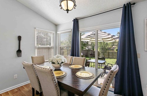 Jacksonville House | Tranquil 2 bdr home - lake view, grill, playground