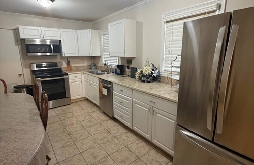 Eastman House | Tranquil 3-bedroom house with AC in charming Eastman