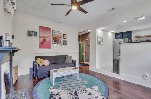 Dixon Park Condo | Tranquil Haven by Forsyth 7 minutes walk to Forsyth Park w/deck and pool!
