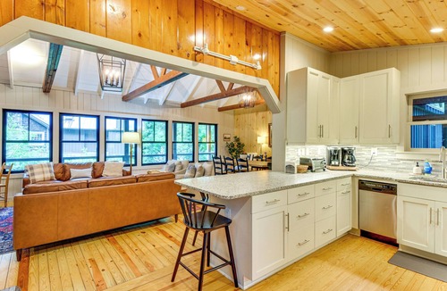 Mirror Lake House | Tranquil Highlands Cottage w/Fire Pit & Stream!