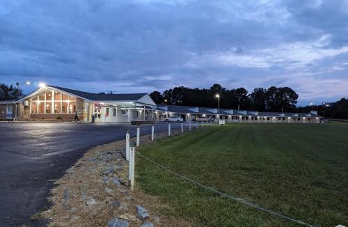 Four Oaks Hotel | TRAVELER'S INN