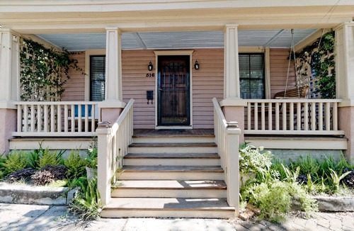 Beach Institute House | Traveler's Retreat: Your Refuge In the Old Town