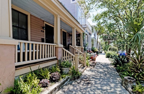 Beach Institute House | Traveler's Retreat: Your Refuge In the Old Town