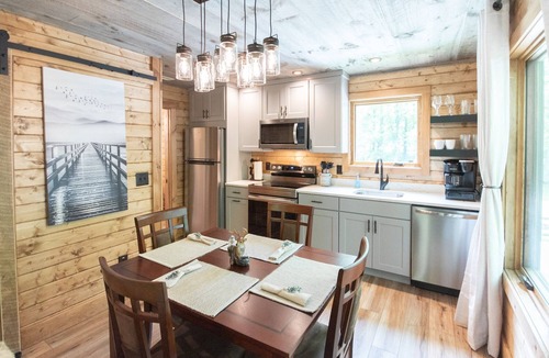 Franklin Cabin | Treehouse, Hot Tub, Creekfront, Starlink Wi-Fi, Firepit