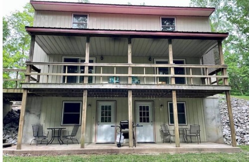 Cobden House | Treetop Hideaway Near Wineries & Giant City = Peaceful + Private