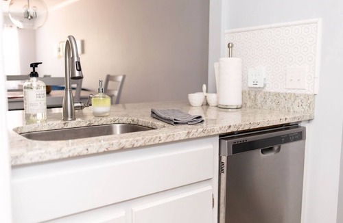 Athens Condo | TRENDY 2 BR CONDO ON S. MILLEDGE. CLEAN AND CLOSE TO EVERYTHING!/2