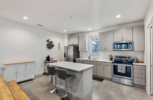 Maxwell Condo | Trendy 3 BDR for 8, Heart of Nash! Near 5 Points