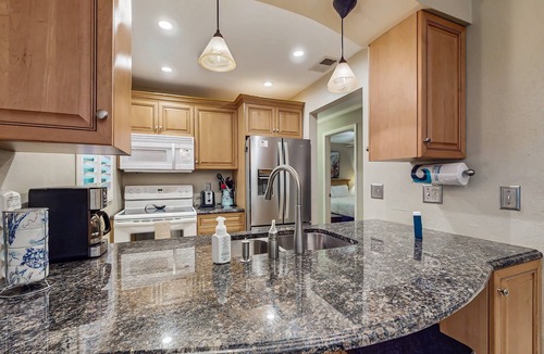 Ocean Woods House | Tropical Backyard Oasis W/Ground-Floor Walkout Patio, BBQ Grills, & Fenced-in Yard!☀️