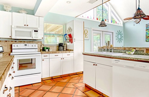 Sebastian Highlands Ski Chalet | Tropical Chalet w/3 King Bedrooms. 3 patios, and an Above-Ground Pool!