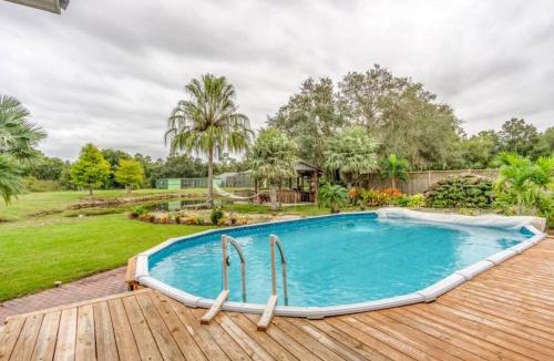 Punta Gorda House | Tropical getaway Pool and tiki bar