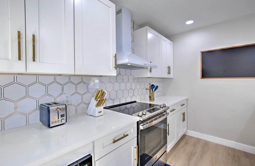 Central Fort Lauderdale House | Tropical Oasis Retreat - Private yard w Pool, Fire Pit -15 mins to beach!
