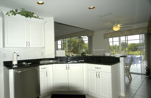 Crown Pointe House | Tropical Paradise on The Lake with Free Pool Heating. Minutes from the Beach