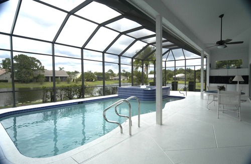Crown Pointe House | Tropical Paradise on The Lake with Free Pool Heating. Minutes from the Beach