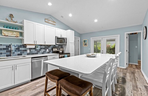 Vero Beach House | Tropical Tiki Hot Tub Pool Tiki Bar Game Room Pool Table 4 miles to Beach
