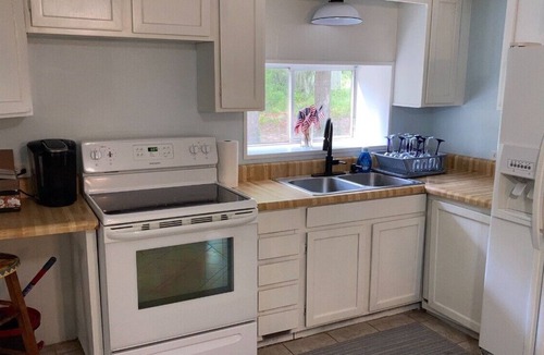 Burton House | Tucked Away Renovated 4 Bedroom/2 Bath, Sleep 12 Close to Parris Island