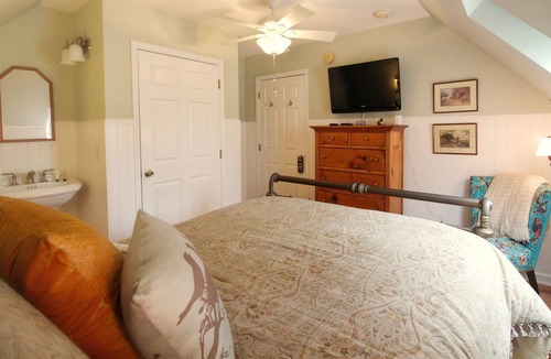 Summerville Bed & Breakfast | Tudor Oaks Inn
