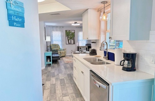 Venice Gardens House | "Turquoise Paradise" Waterfront Home in Central Venice - Heated Pool
