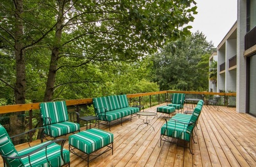 Williamsburg Hotel | Two Tranquil Double Queen Units | Nature Views & Comfort w/Pool & Spa Access