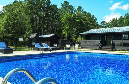 Willard House | Ultimate Luxury Getaway in NC - Sleeps 12, Spacious Estate on Picturesque Farm!