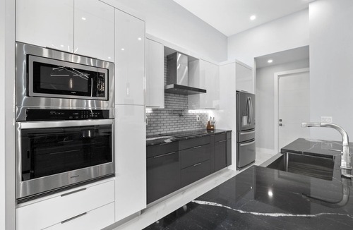 Mariner House | Ultra Modern Home w Heated Salt water Pool pet friendly