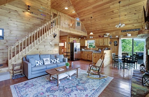 Hayesville Cabin | Unbelievable-Gas Fireplace-Hot Tub-*4x4 Needed!*