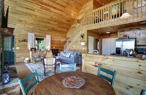 Hayesville Cabin | Unbelievable-Gas Fireplace-Hot Tub-*4x4 Needed!*