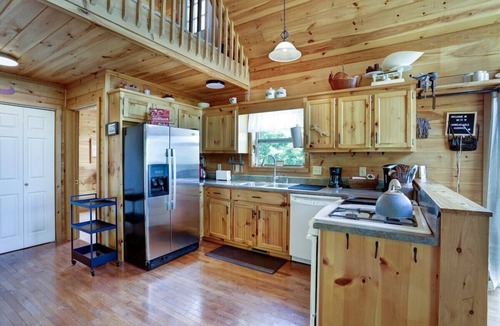 Hayesville Cabin | Unbelievable-Gas Fireplace-Hot Tub-*4x4 Needed!*