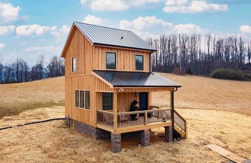 Bluff City House | ❤️Unique Cabin studio, in Heart of the tri cities