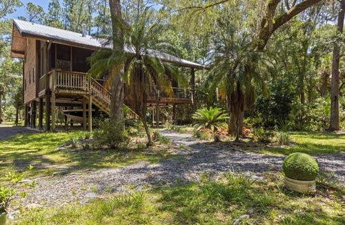 Geneva House | Unique Luxurious raised Cabin within 1hr to Disney and minutes from Lake Harney.