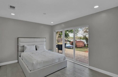 Florida Center House | Universal Studios LAKE HOUSE RETREAT with 5 bedrooms and a private pool.