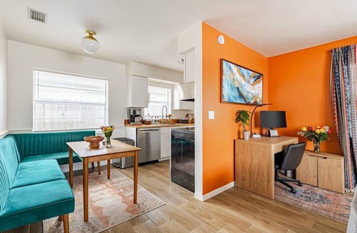 College Park House | Updated 2 BR/5 min to Advent Health/Walk to Museums, Parks & Dining.