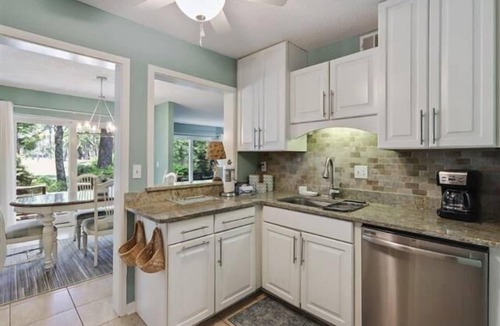 Heritage Woods Villa | Updated end-unit Villa w/Golf views, Sleeps 6, steps from Harbour Town