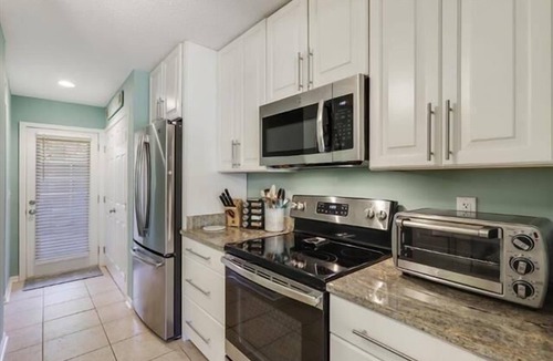 Heritage Woods Villa | Updated end-unit Villa w/Golf views, Sleeps 6, steps from Harbour Town
