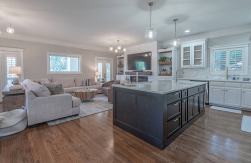 Athens House | Upscale 4BR Walk to Stadium and Downtown