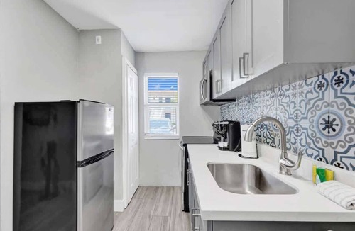 Poinciana Park Apartment | Urban Escape 1BR Near Las Olas with Pool